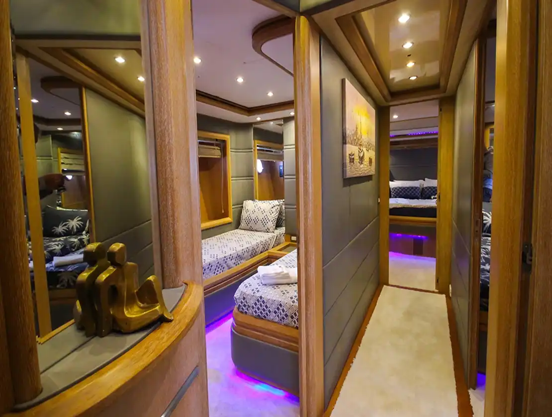 Antalya Yacht Rental Azimut Leonardo 98 